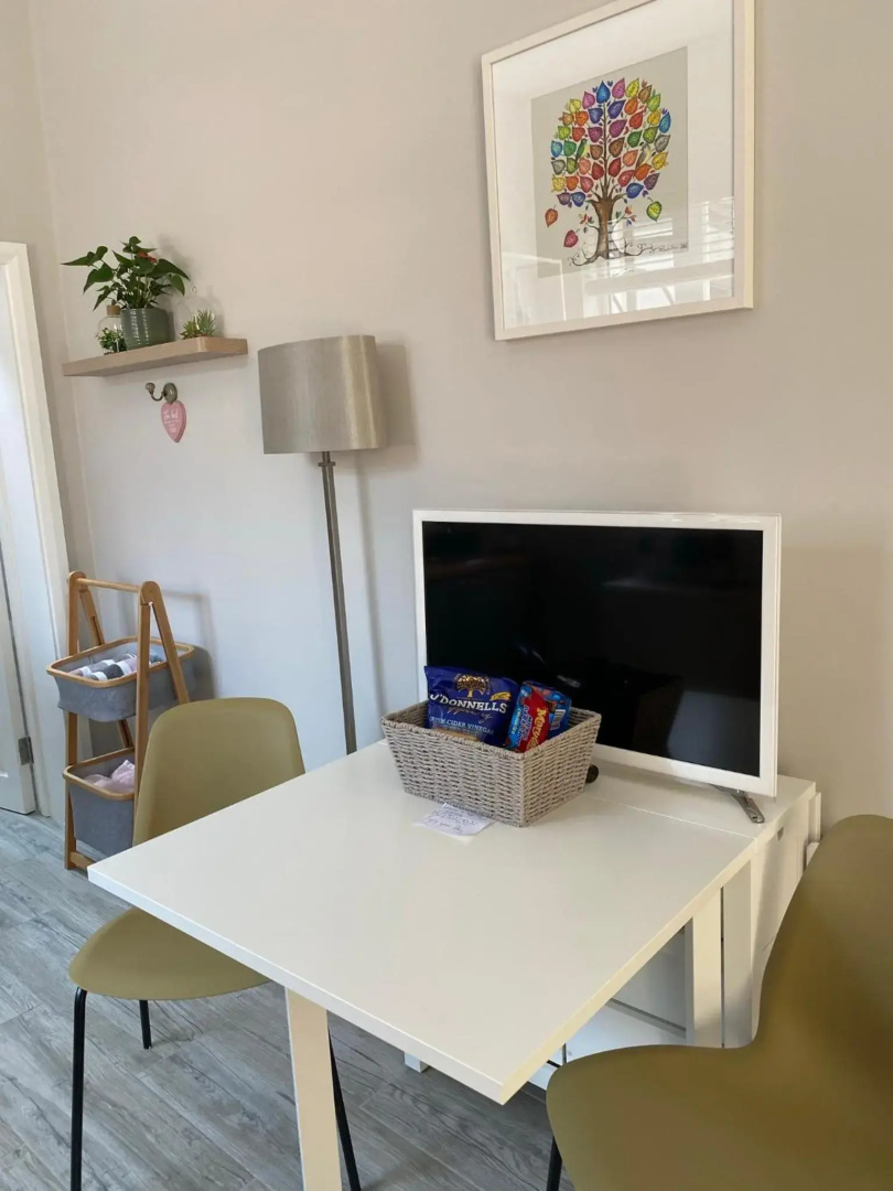 Hugo Mews Bright Studio Apartment