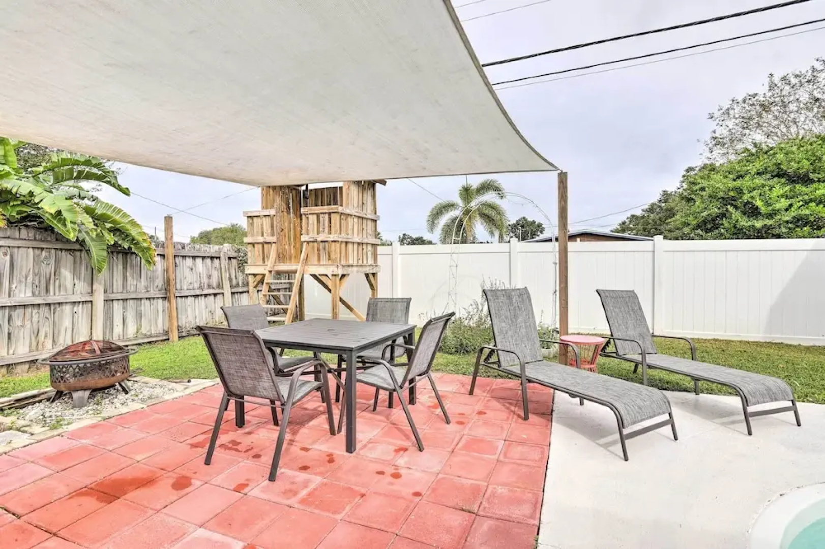 Sun-kissed Largo Escape: Private Pool & Patio