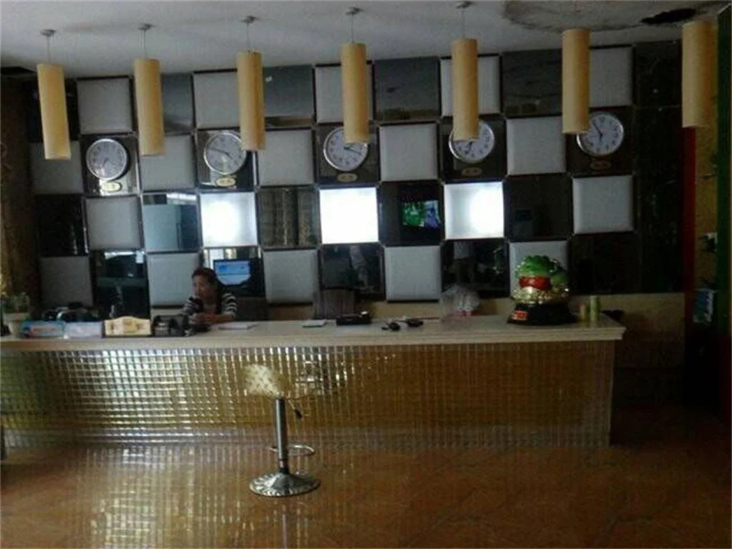 Anxian Mingyi Business Hotel