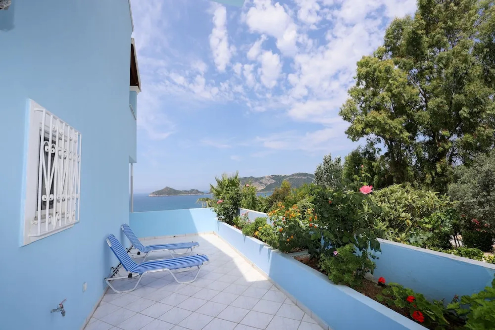 Agios Georgios - 2 Beds - Sleeps 5 - Free Parking