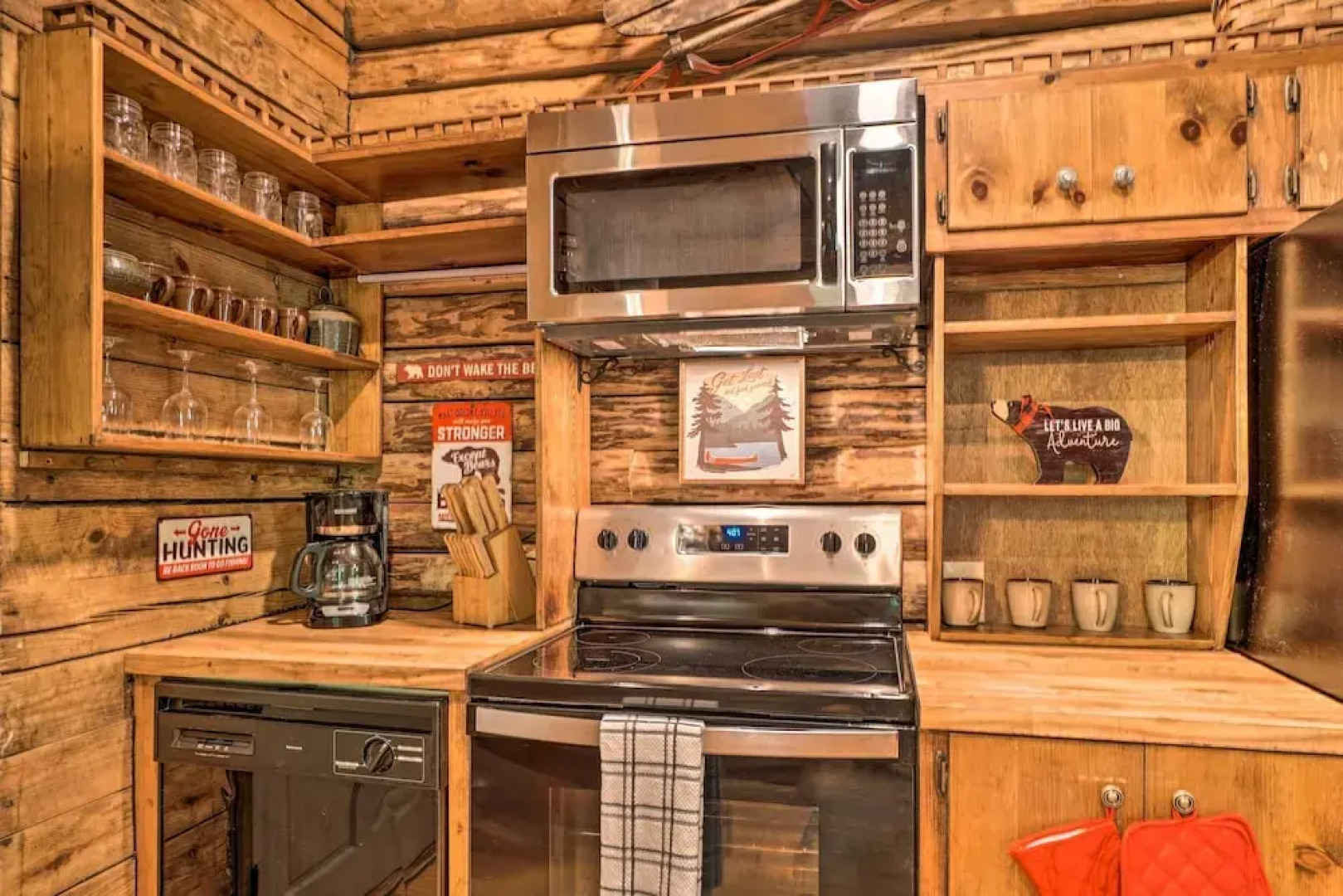 North Georgia Mtn Escape w/ Hot Tub & Games!