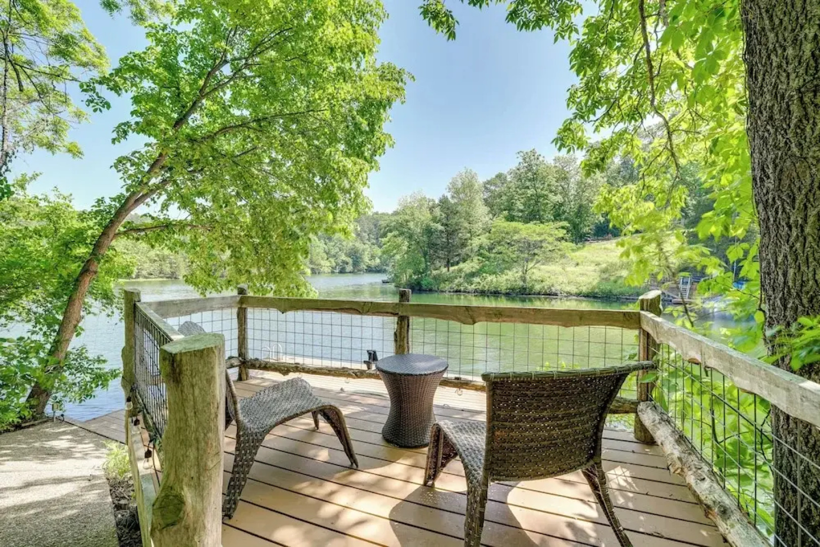 The Bella Vista Lakeside Treehouse: Dock & Kayaks!