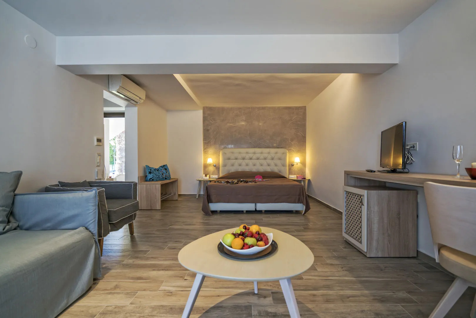 Lagomandra Beach & Suites