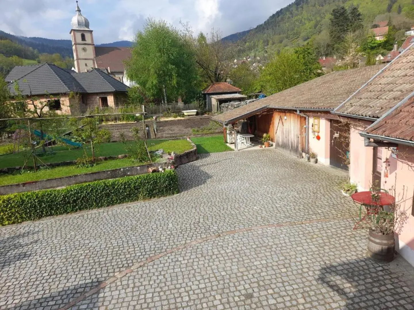 Charmant petit appartement avec bel exterieur.