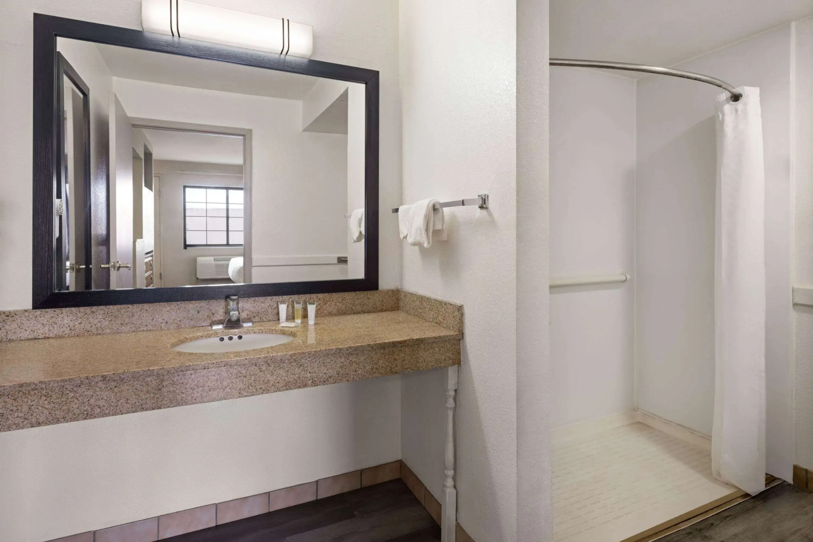 Days Inn & Suites by Wyndham Kokomo