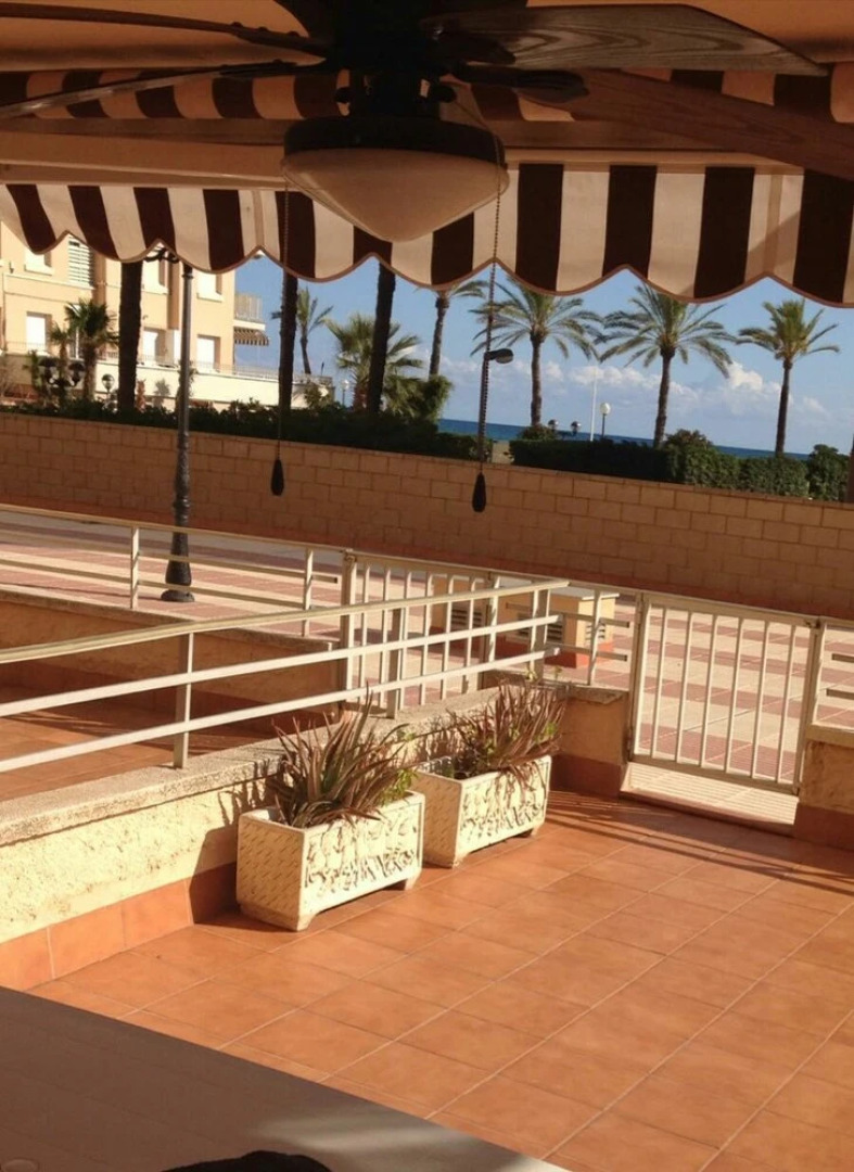 Sea Front Apartment 2 Pools