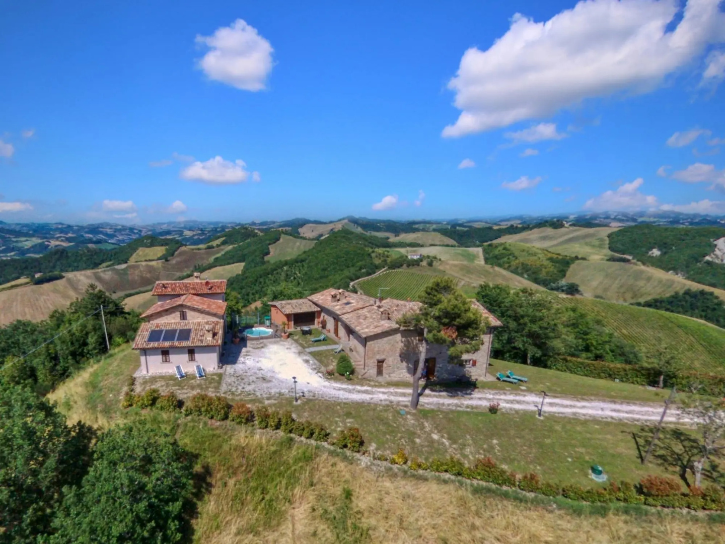 Spacious Mansion in Sant'Angelo in Vado with Pool