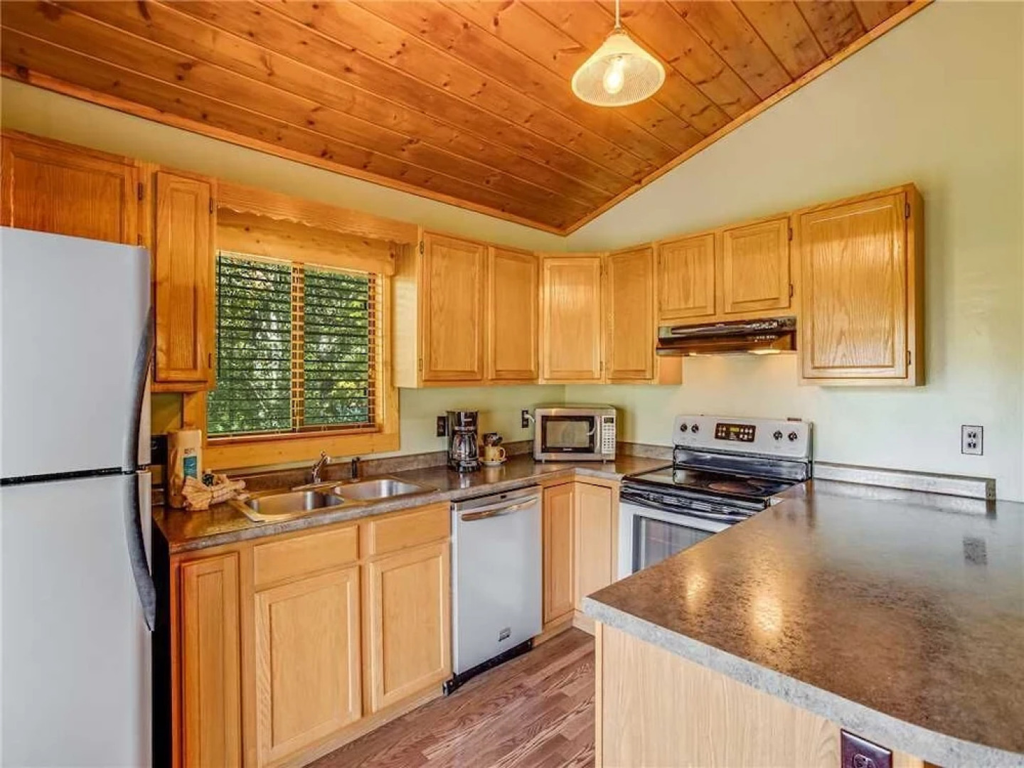 Naughty by Nature 1 Bedroom Home with Hot Tub