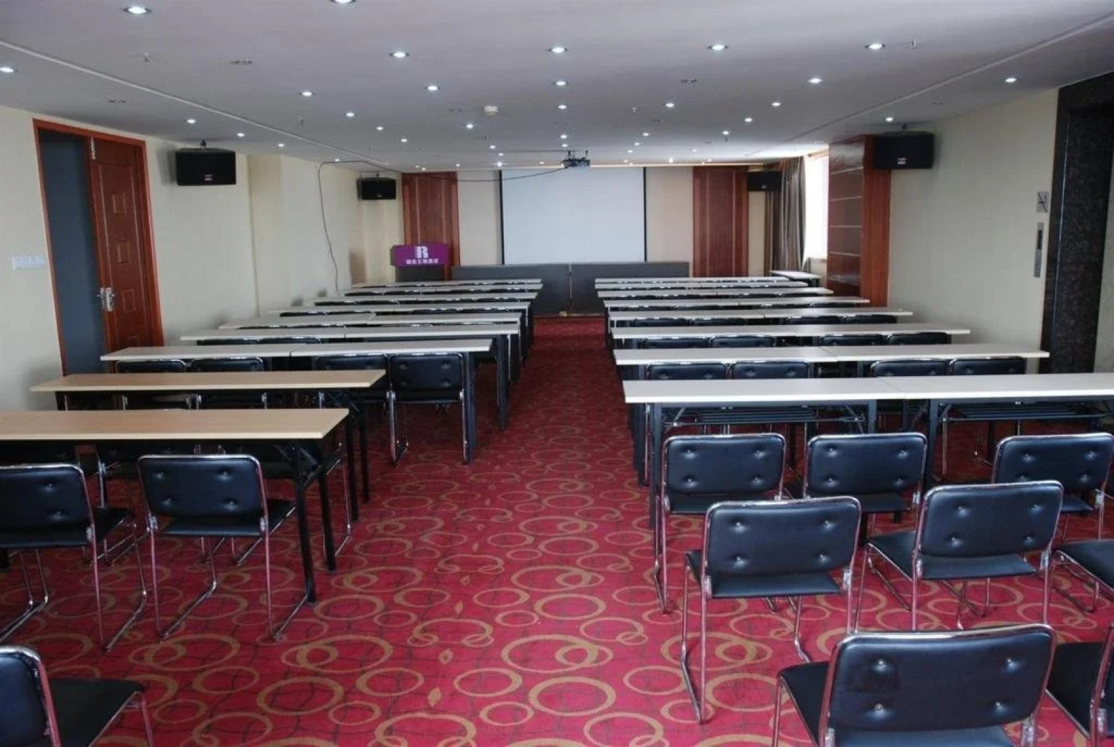 Yue Hotel (Wuhan University of Technology Wenzhi Street Subway Station)