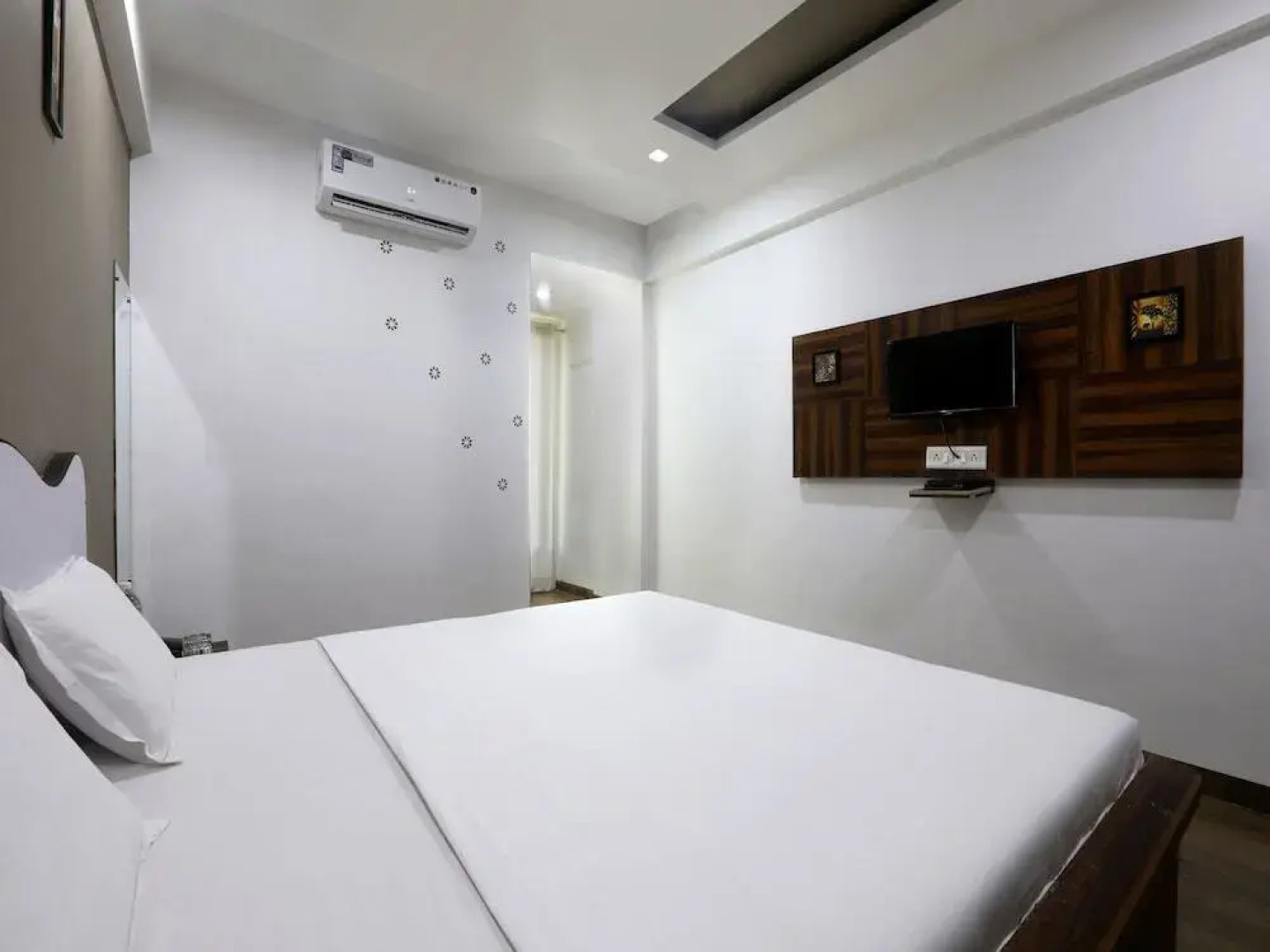 White House Beach Resort by OYO Rooms