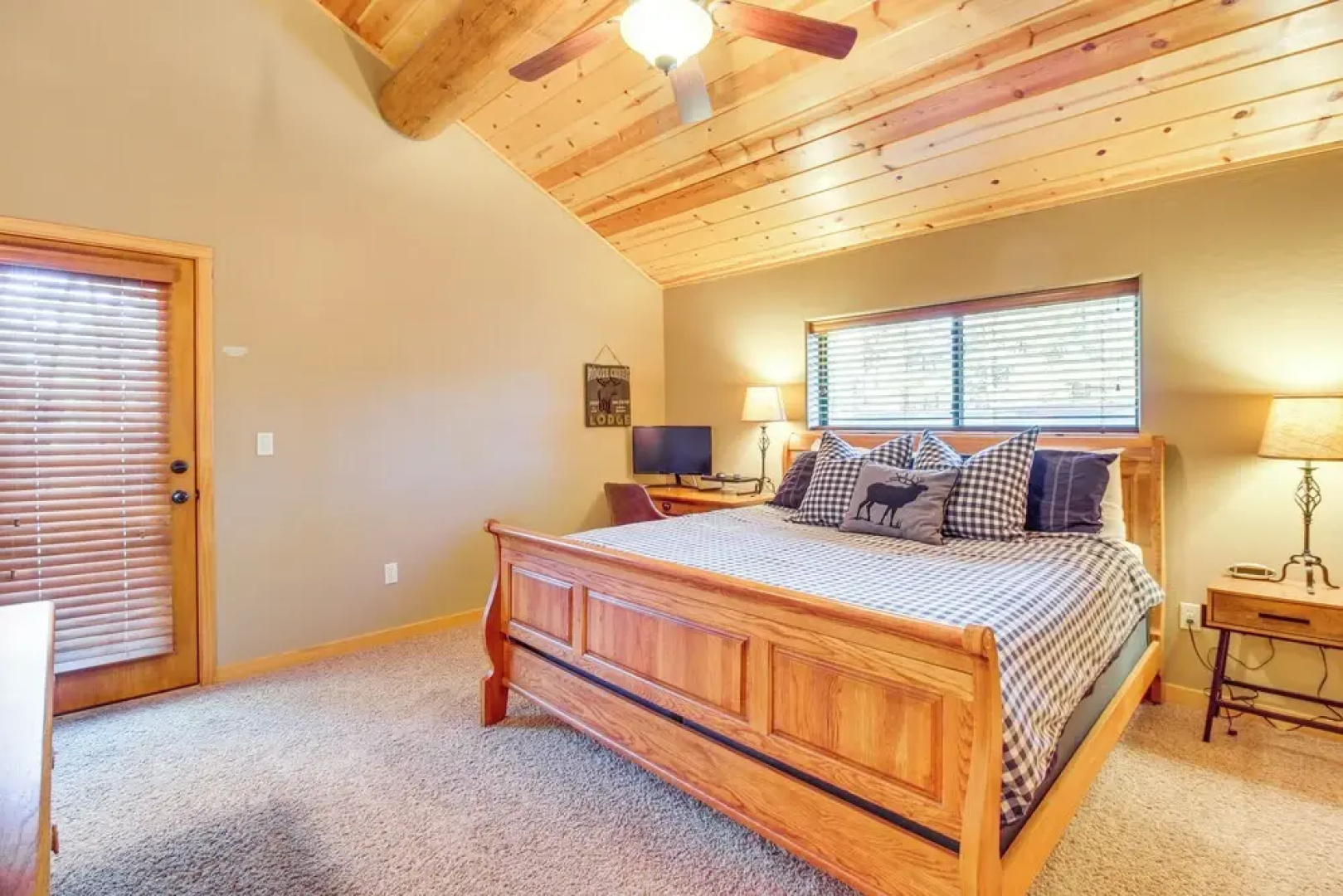 Fire Pit: Cozy Winter Cabin, 45 Mi to Sunrise Park