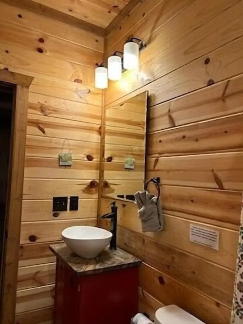 Stained Glass Hill includes Free WiFi, Parking Onsite, Private Hot Tub, and BBQ by RedAwning