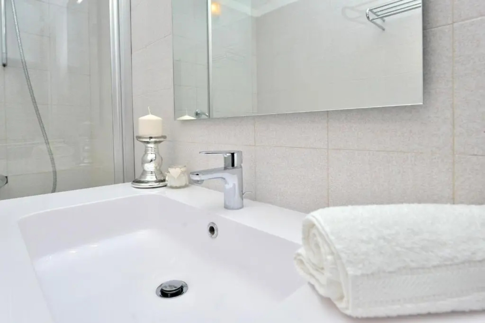 Beachfront Skoblar Holiday Home with Seaview