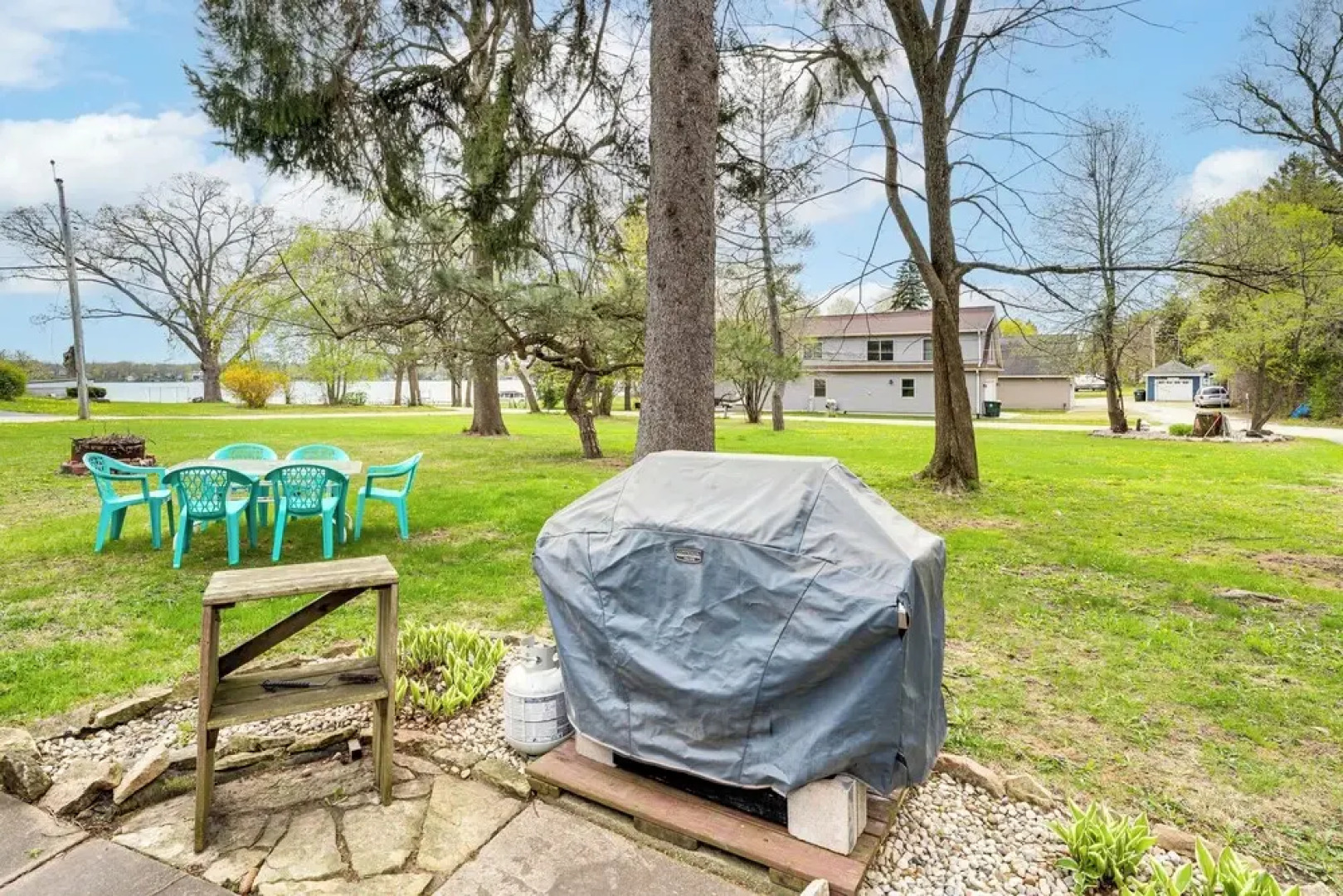 Twin Lakes Cottage: Walk to Elizabeth Lake!