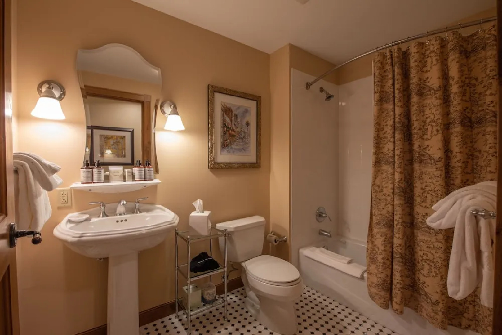 Large 3 Bedroom Bathroom In Mountaineer Square Condo - No Cleaning Fee! by RedAwning