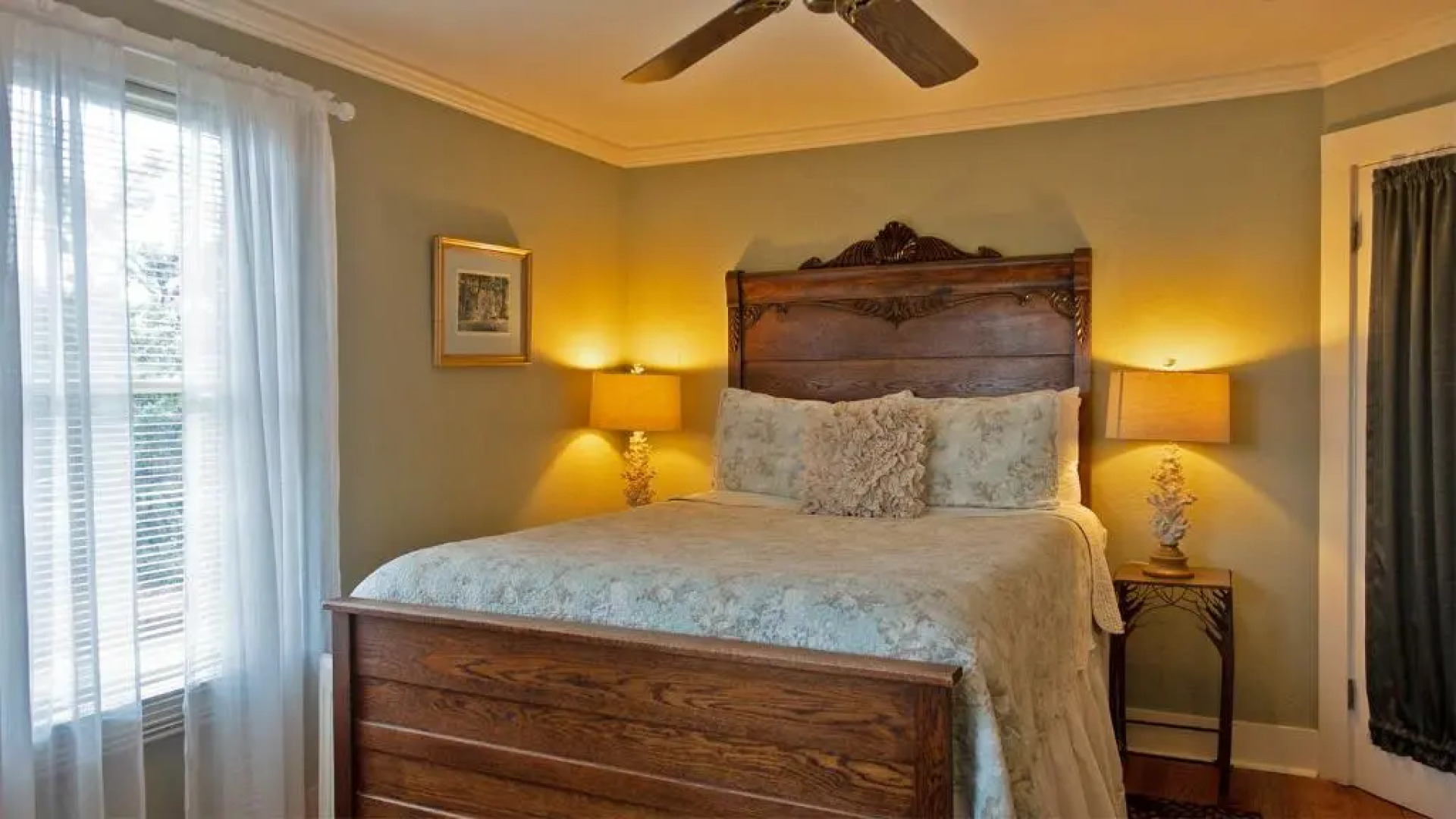 Cinnamon Bear Creekside Inn