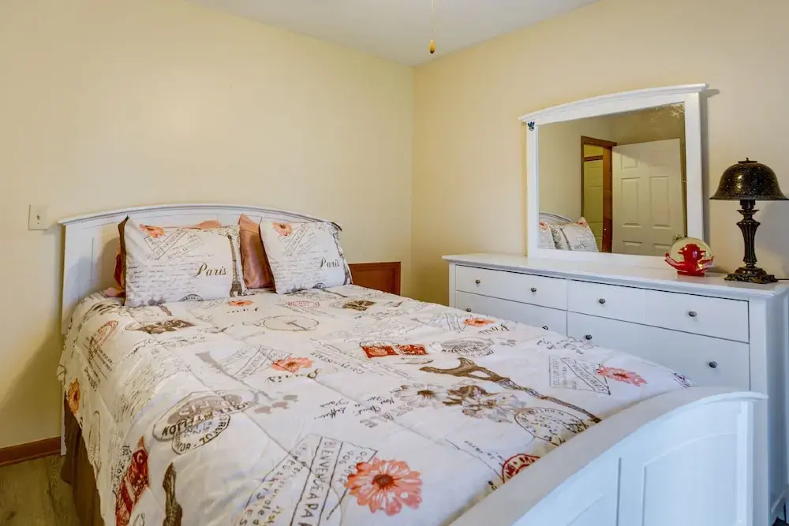 Cozy Clinton Township Condo: 3 Mi to Anchor Bay!