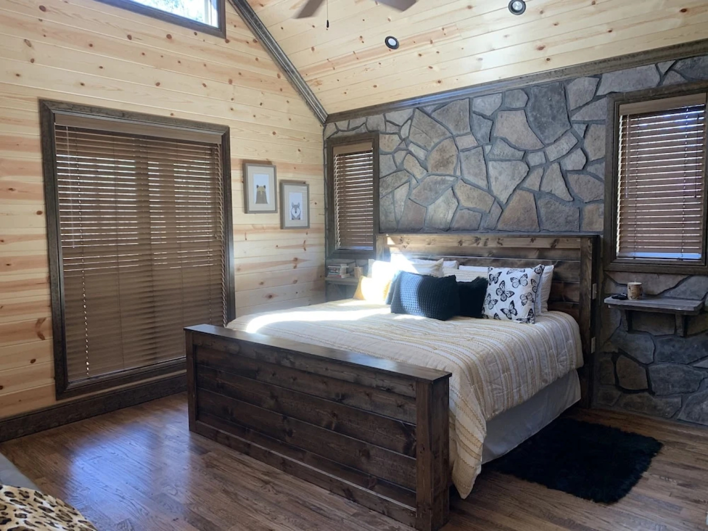 Standing Bear Studio Cabin With Hot Tub on the Deck by Redawning