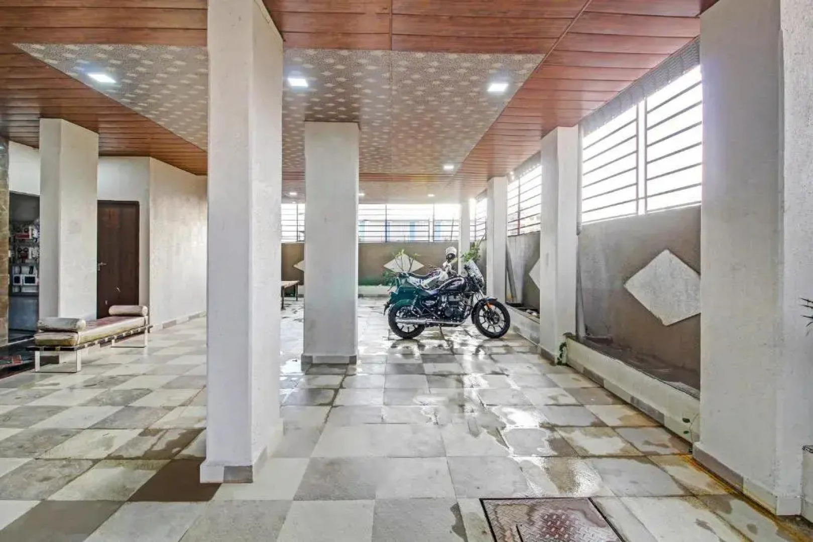 Oyo Flagship 93292 Hotel White House