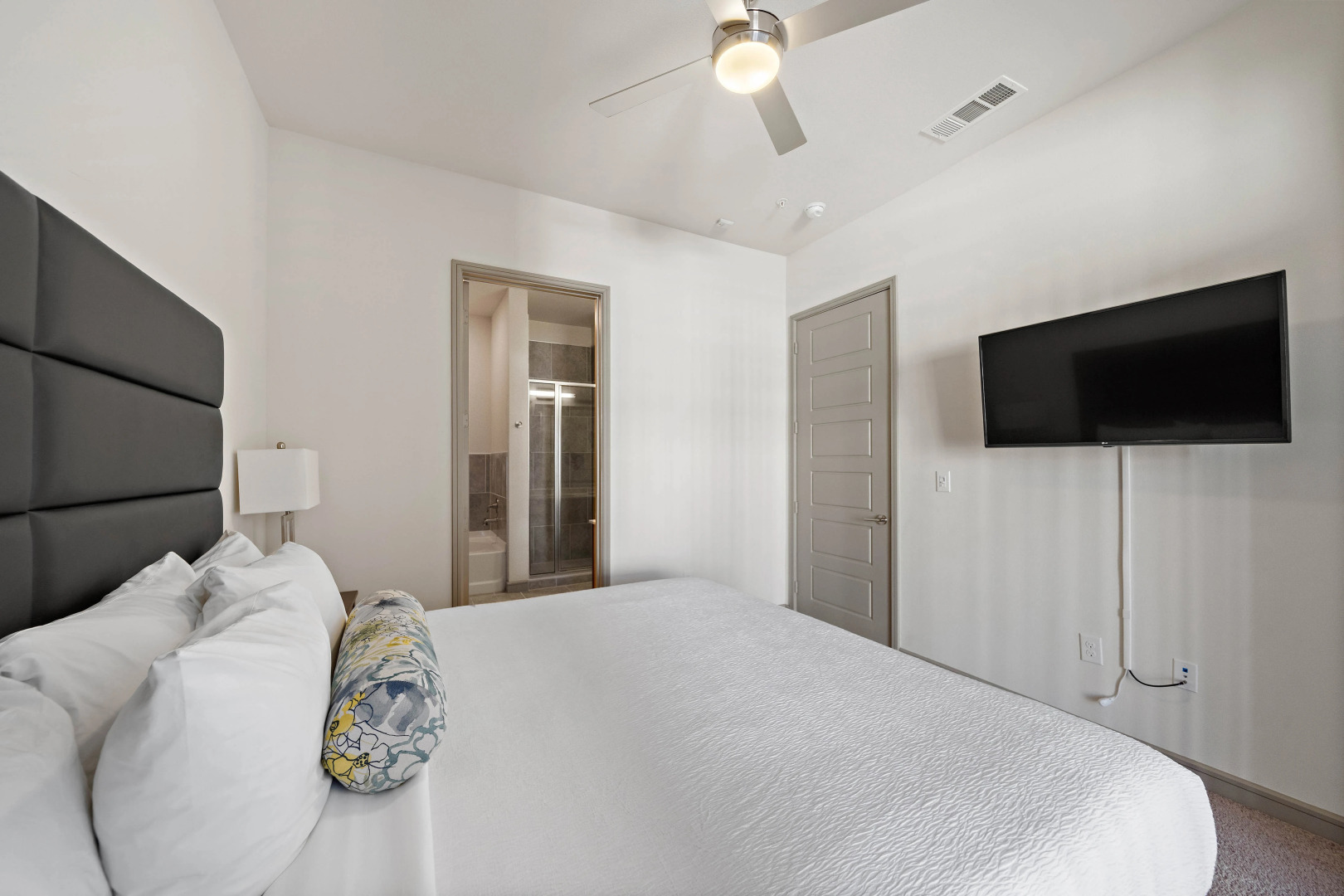 Spacious Apt With Amenities! Downtown Location!