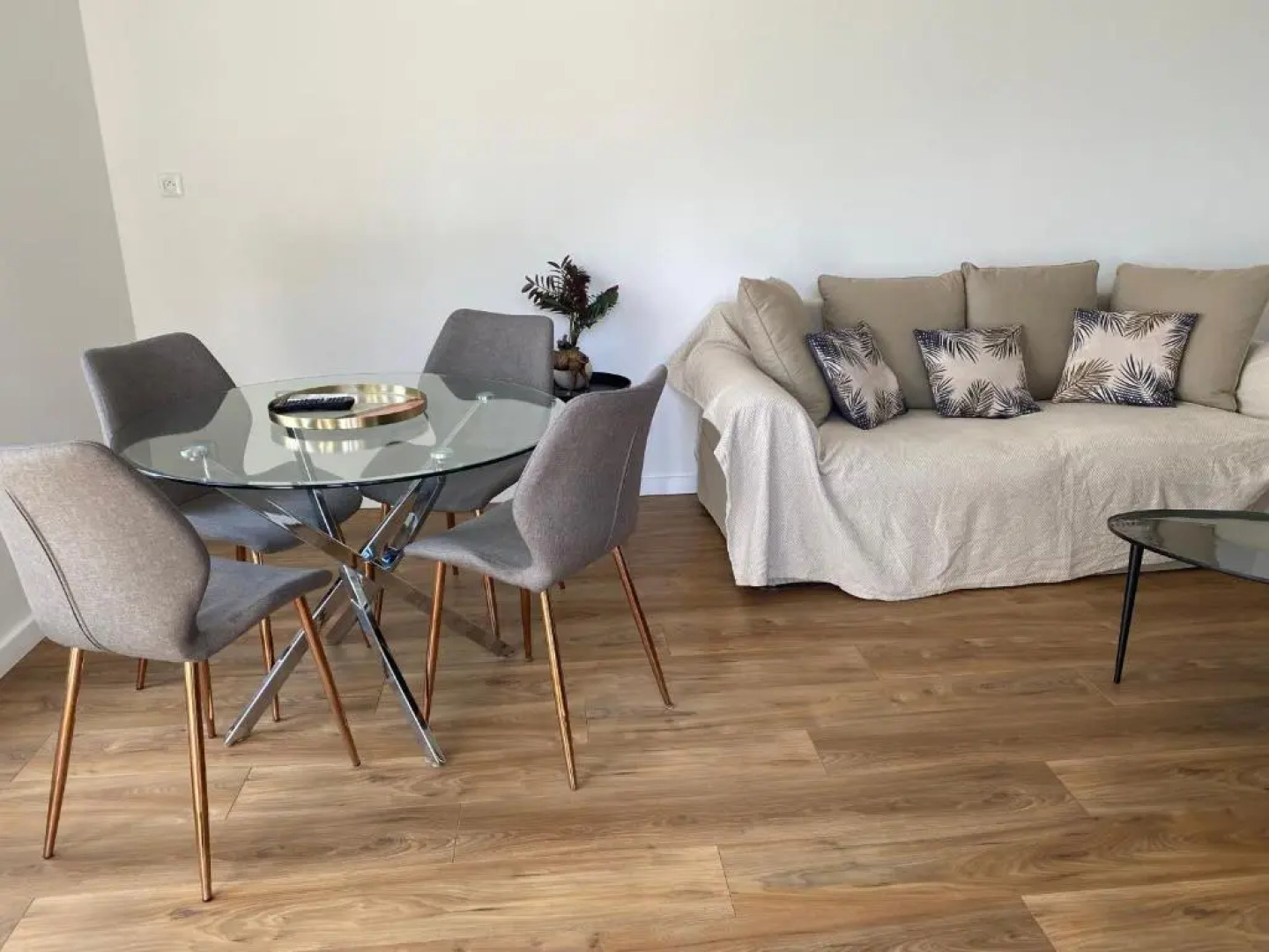 HOME SWEET HOME 2 pièces 42 m2 Chambre, salon, cuisine, grande terrasse, parking proche centre ville et mer