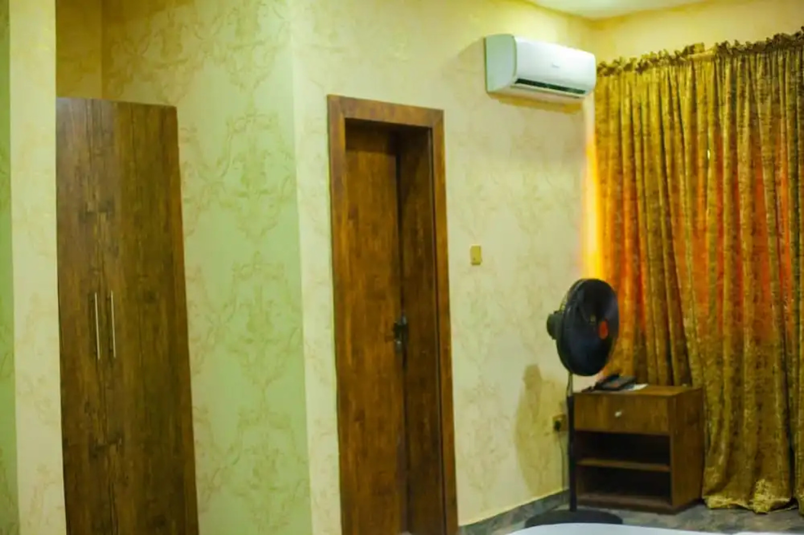 Ronkibog Crystal Hotel & Suites