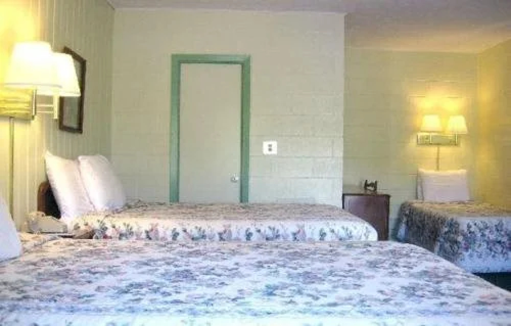 White Columns Motel