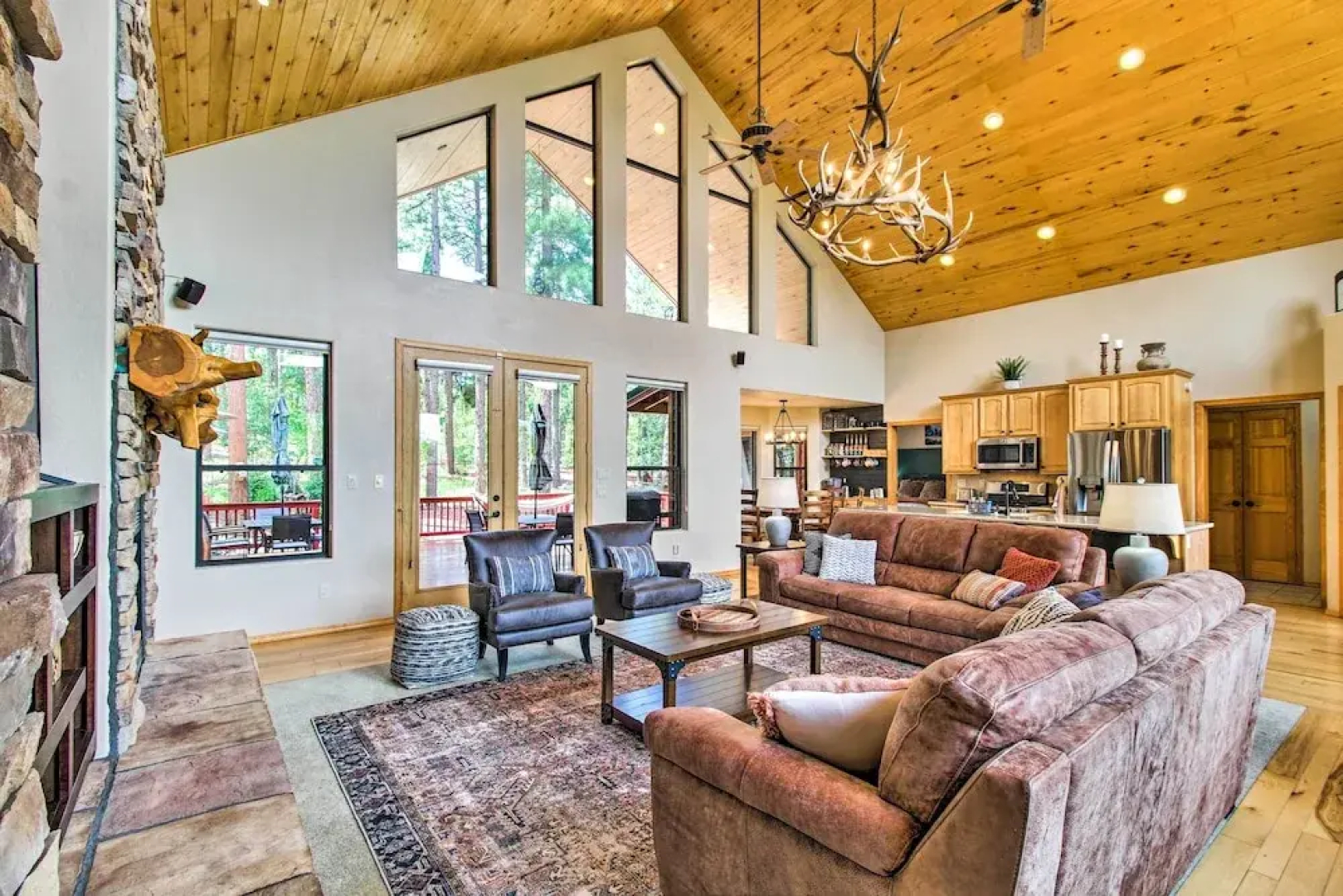Hot Tub & Game Room: All-season Pinetop Cabin