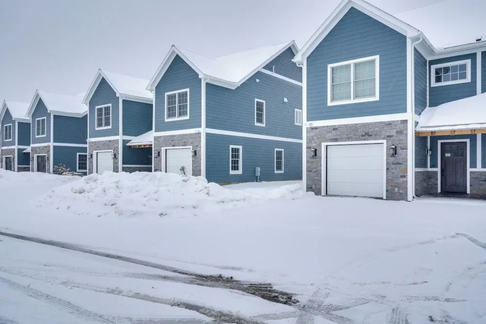 'echo Base Lodge' Near Holiday Valley Slopes!