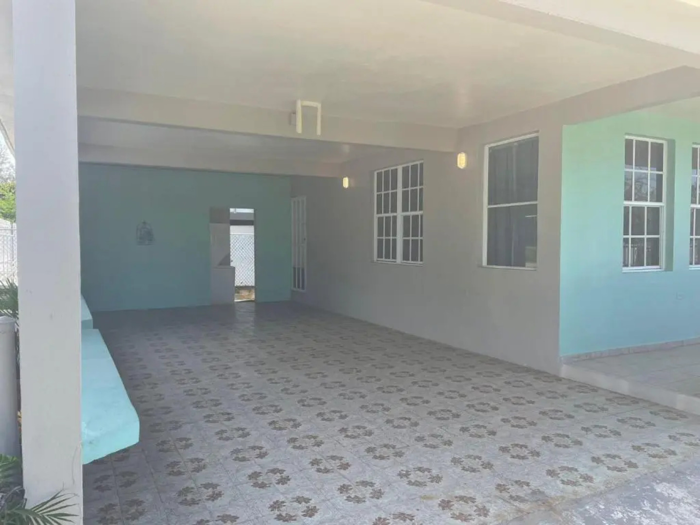 4 Bedr 2 Bathr 2 Level Beach Front House.