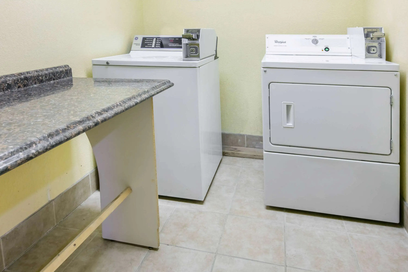 Days Inn & Suites by Wyndham Pryor