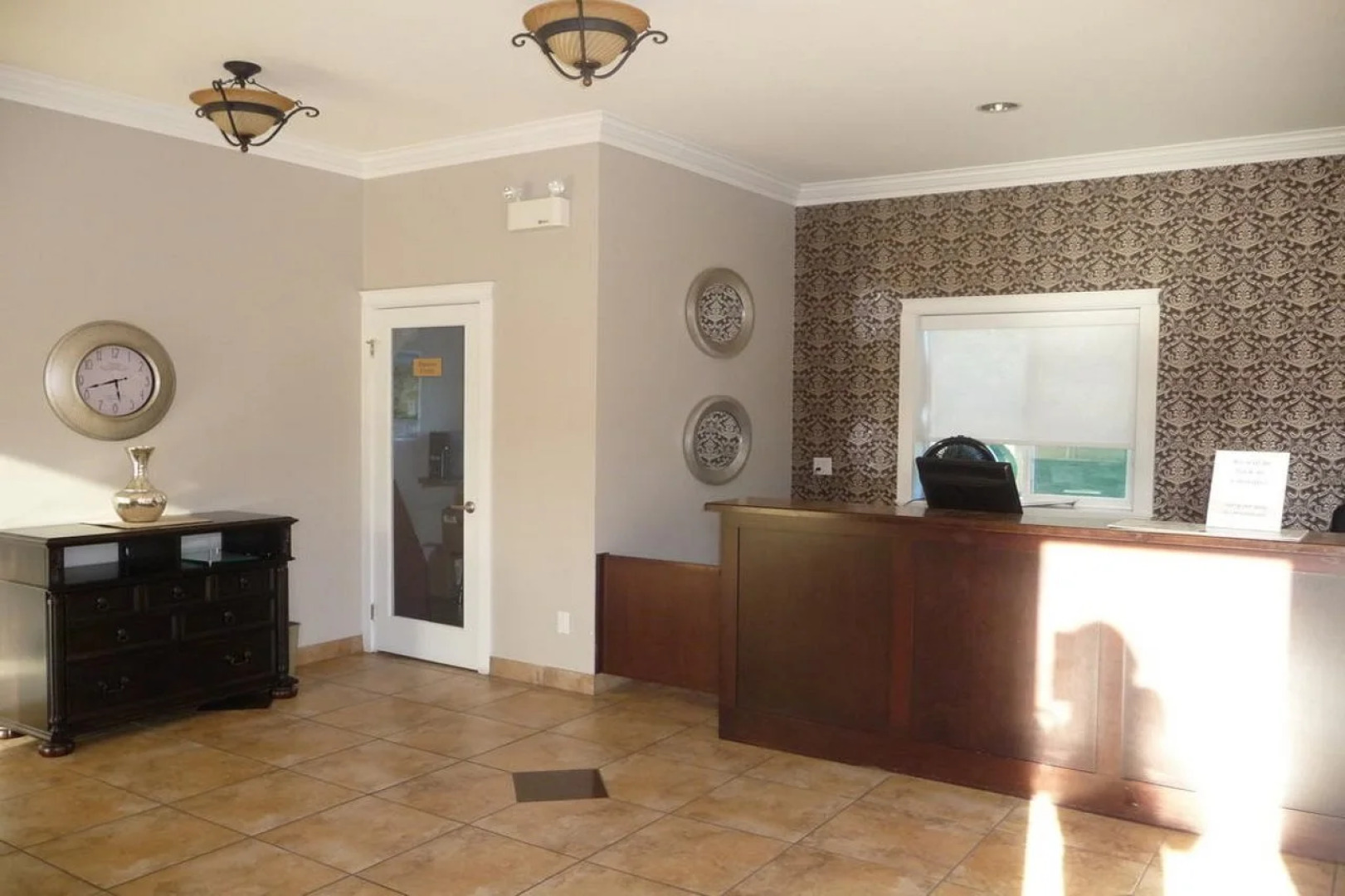 Riverland Inn & Suites