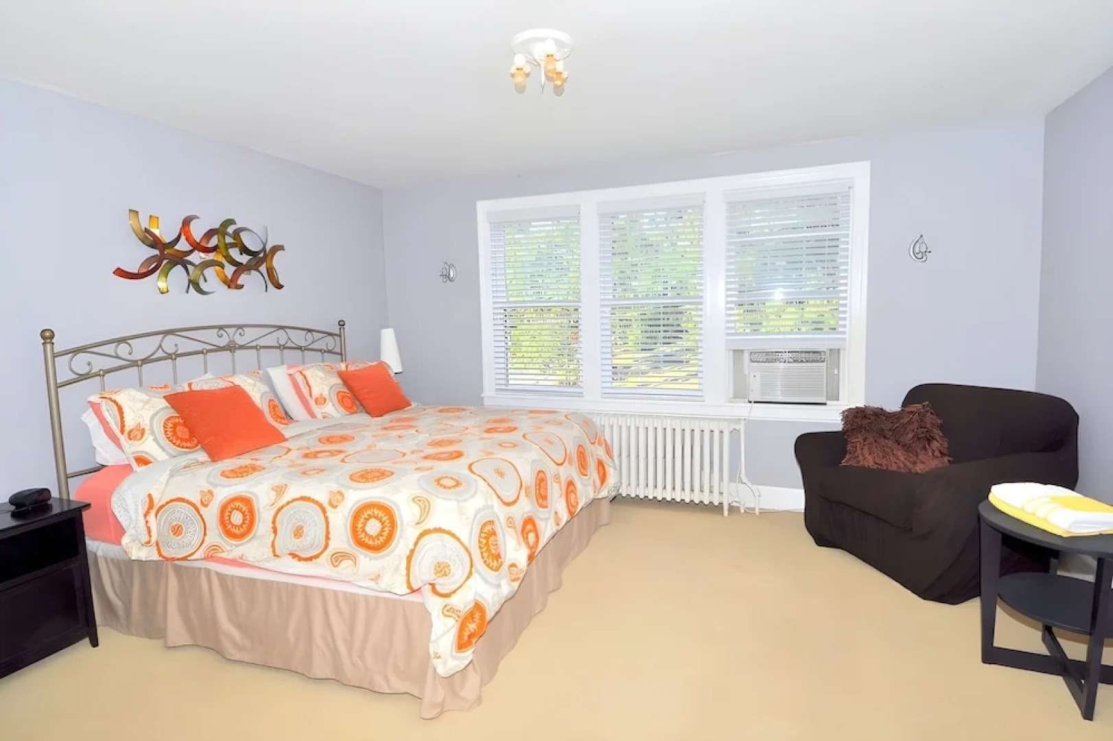 Aunt Beas Bungalow - Right in Town!