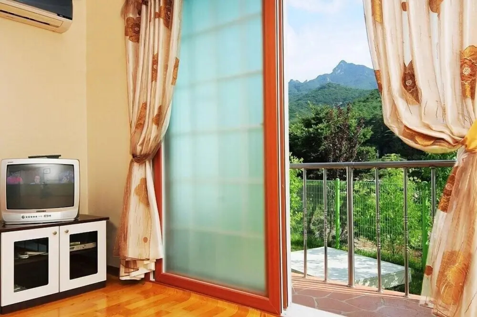 Songnisan Mountain White