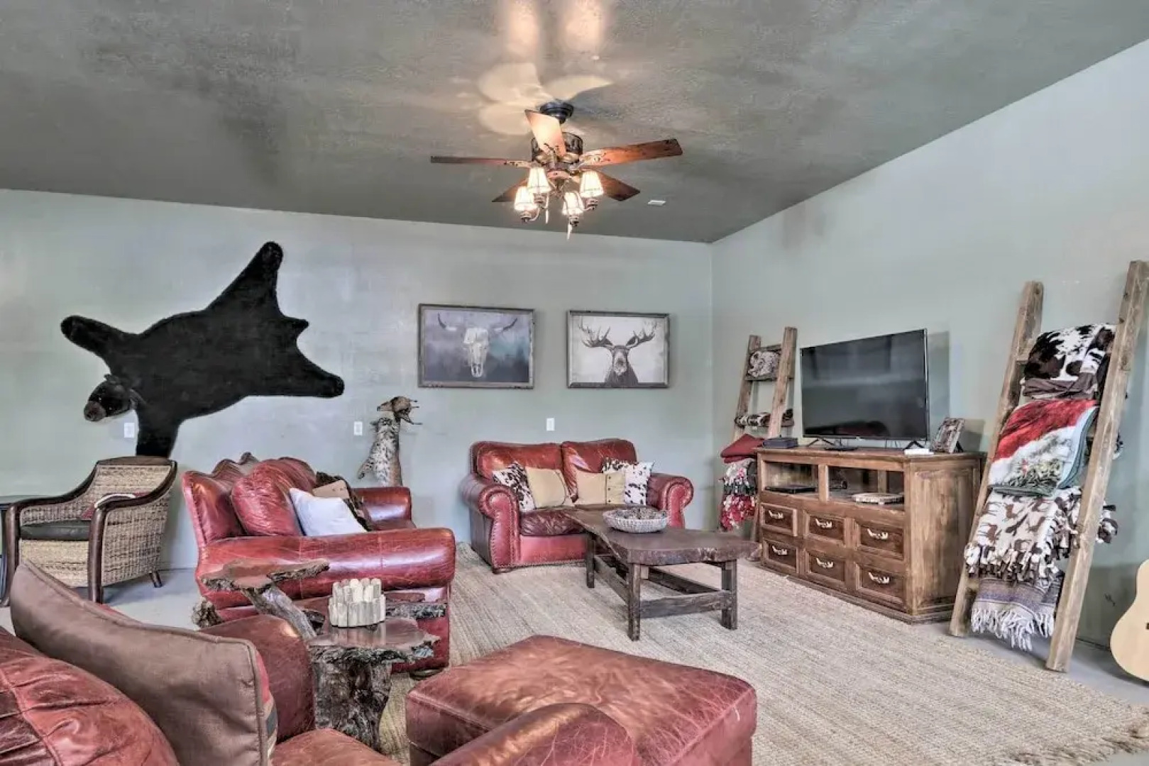 Fire Pit + Game Room: Heber-overgaard Cabin!