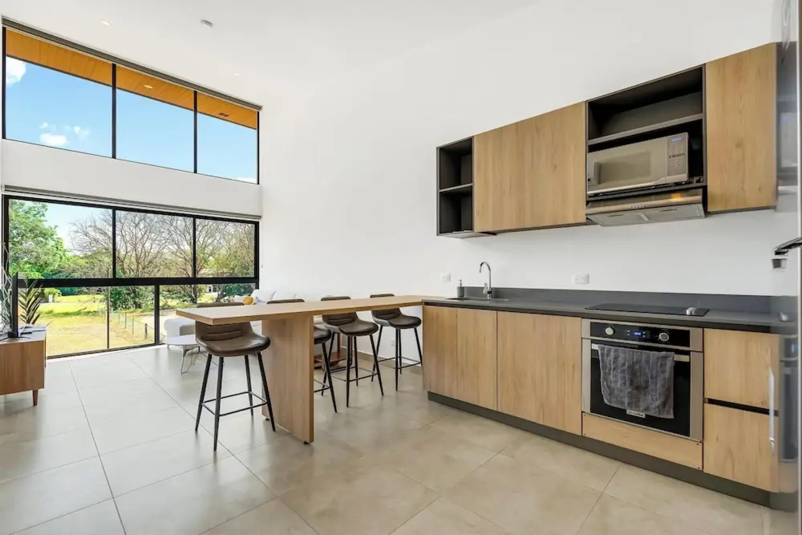 8 min walk to Beach Pool & Golf