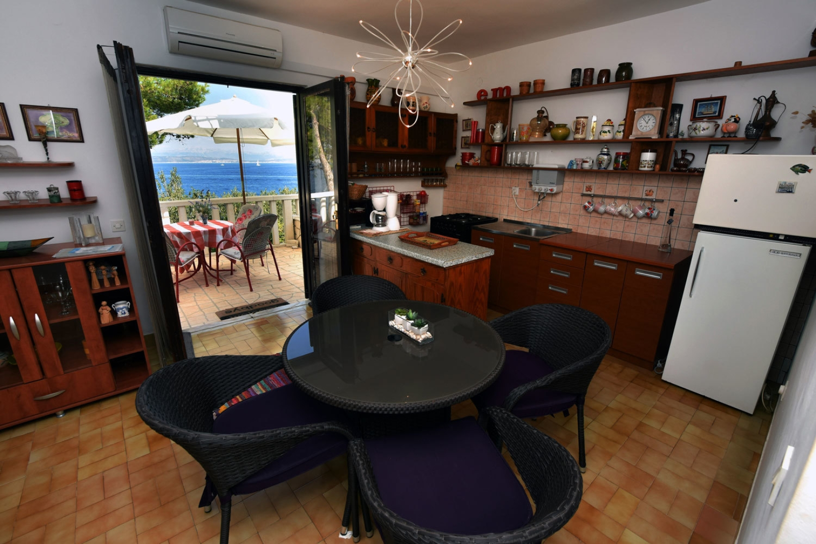Apartment Ela - very close to beach: A1 Rogac, Island Solta