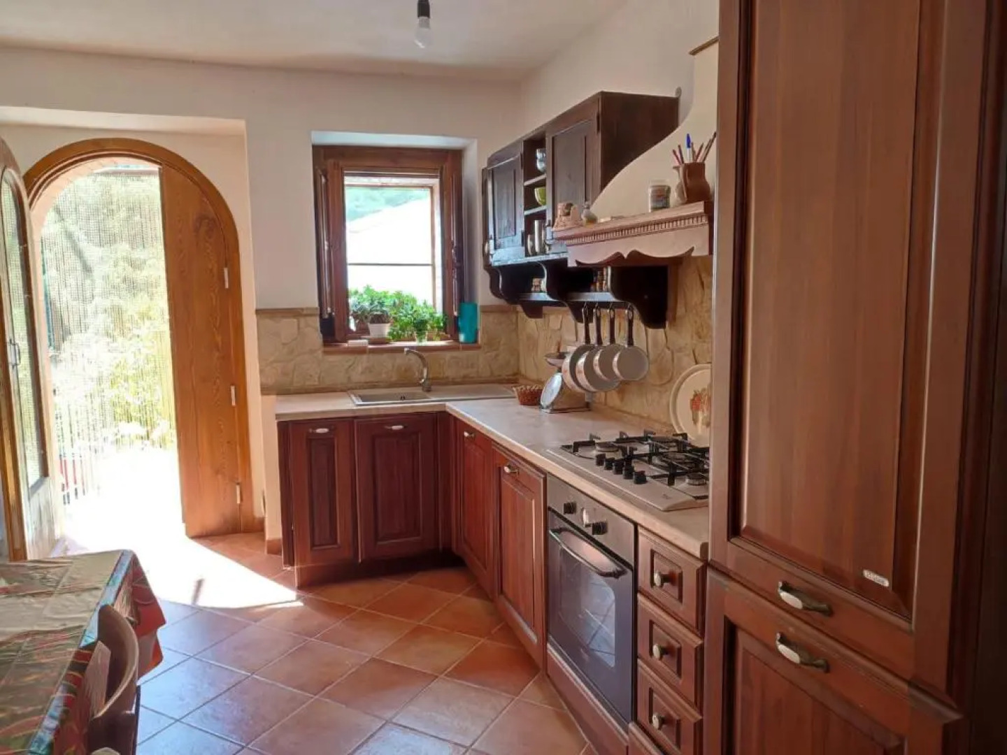 Logement avec parking et terrasse devant la maison, très jolie vue