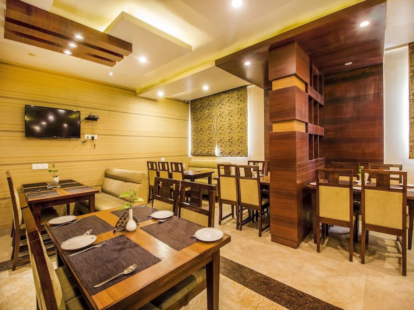 Hotel The Grand Bhavya Palace