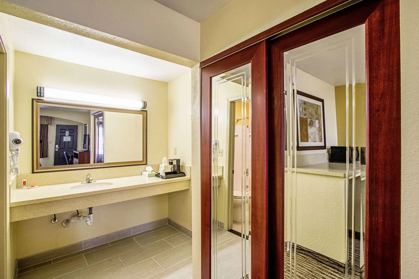 Super 8 by Wyndham Jackson MS Near the Fairgrounds