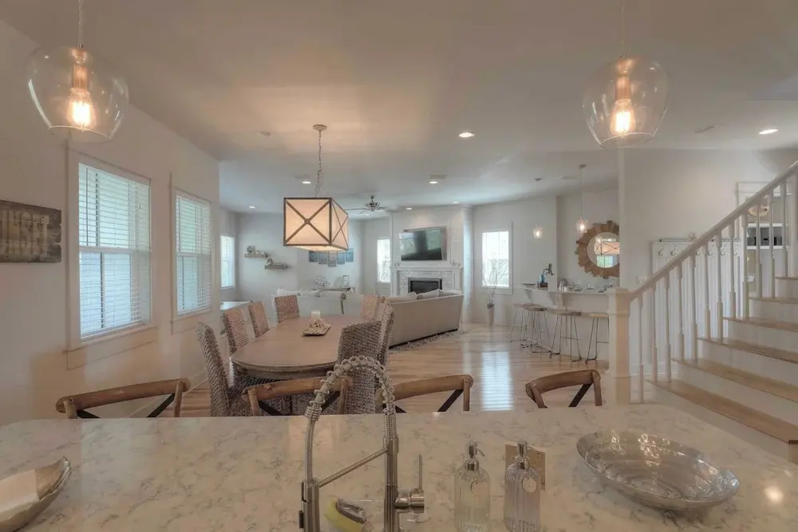 Dunn Inn 2 by Avantstay Walk to Beach, Pool Access, Sleeps 17!