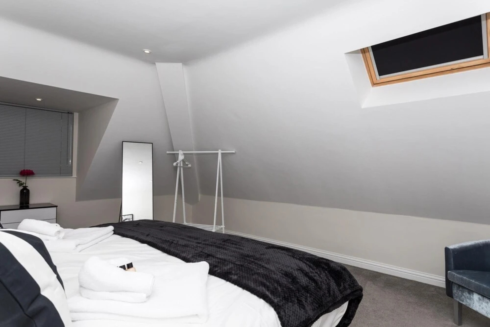 Garland Penthouse- Large 2 bed 2 Bath Self Contained Flat- Close to Shops