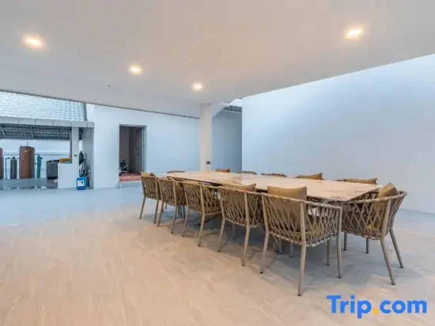 Pattaya Grand Villa 6 Bedroom 8 Bath (Private Pool, KTV, Sauna, Fitness Area)