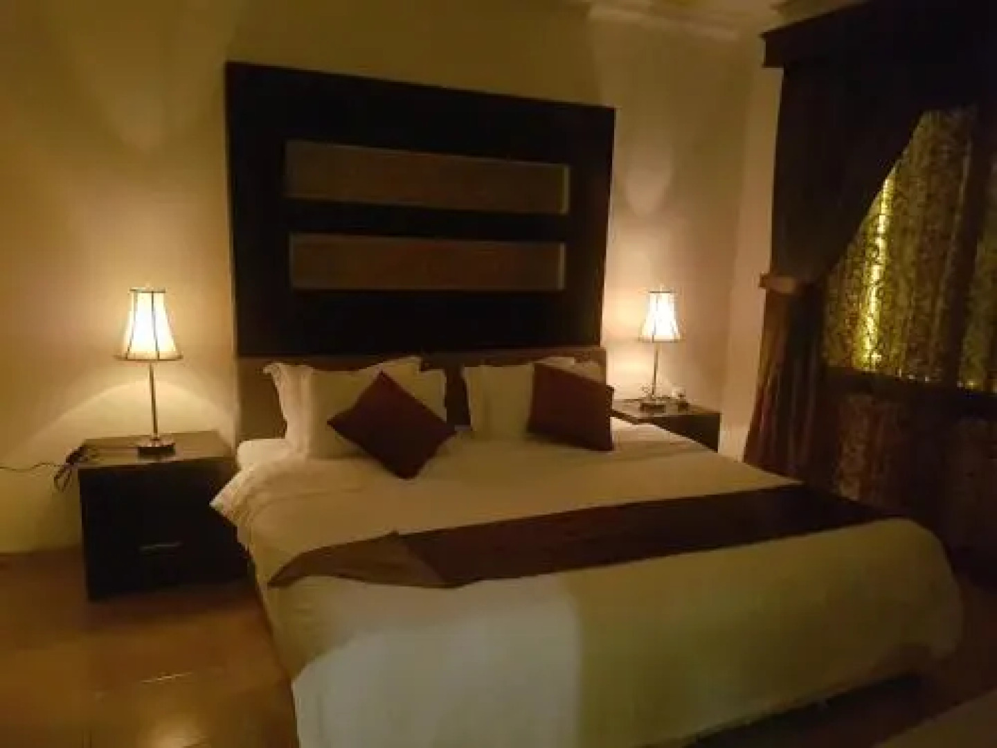 Holiday Plus Hotel Suites