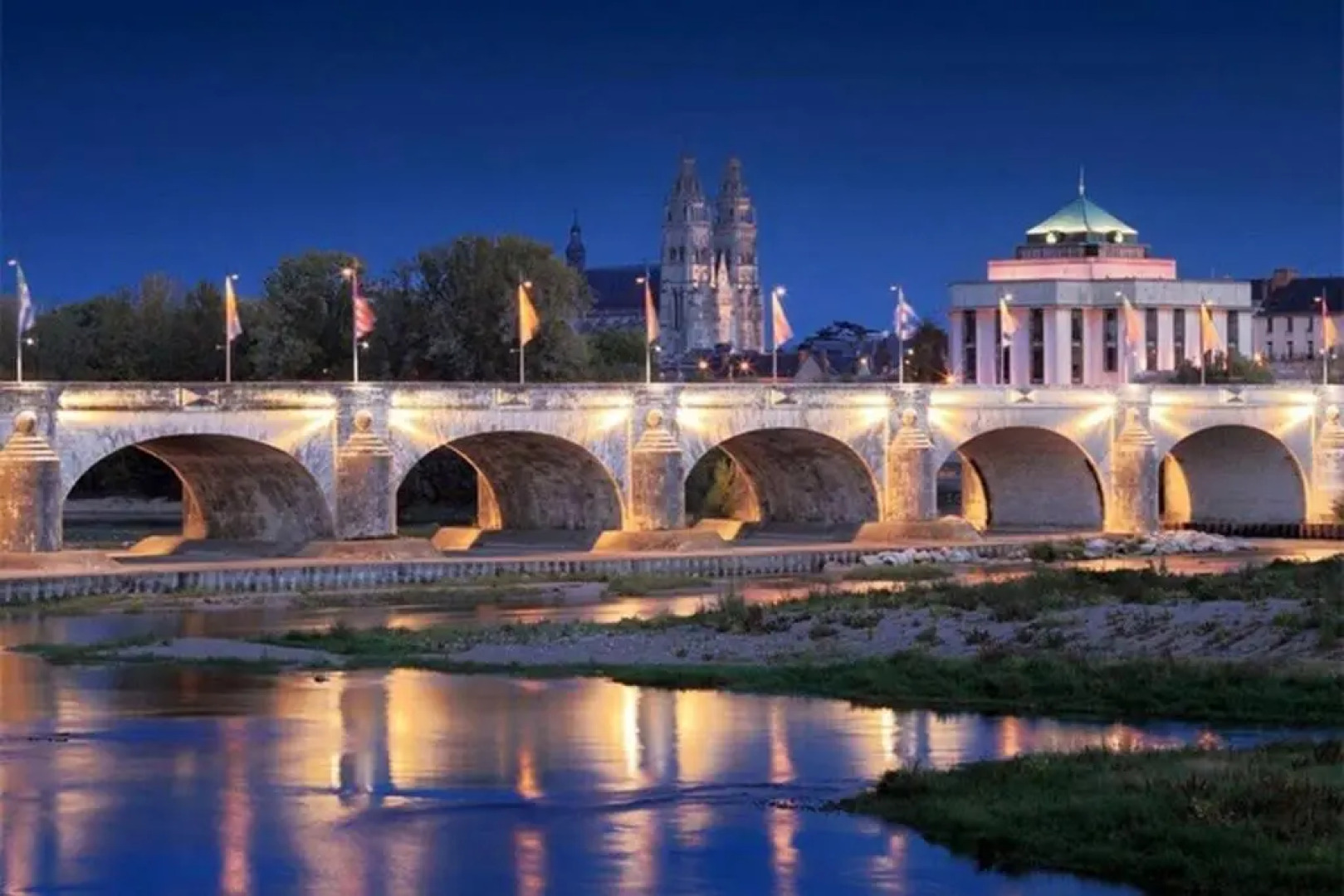 F2 in large house 800 m from Tours in lush greenery