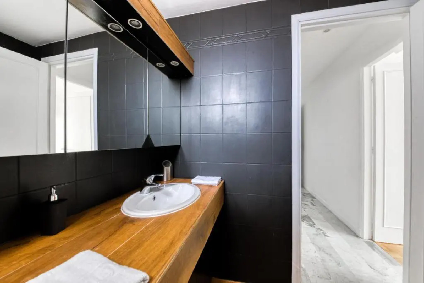 4P Modern & Secured Parking