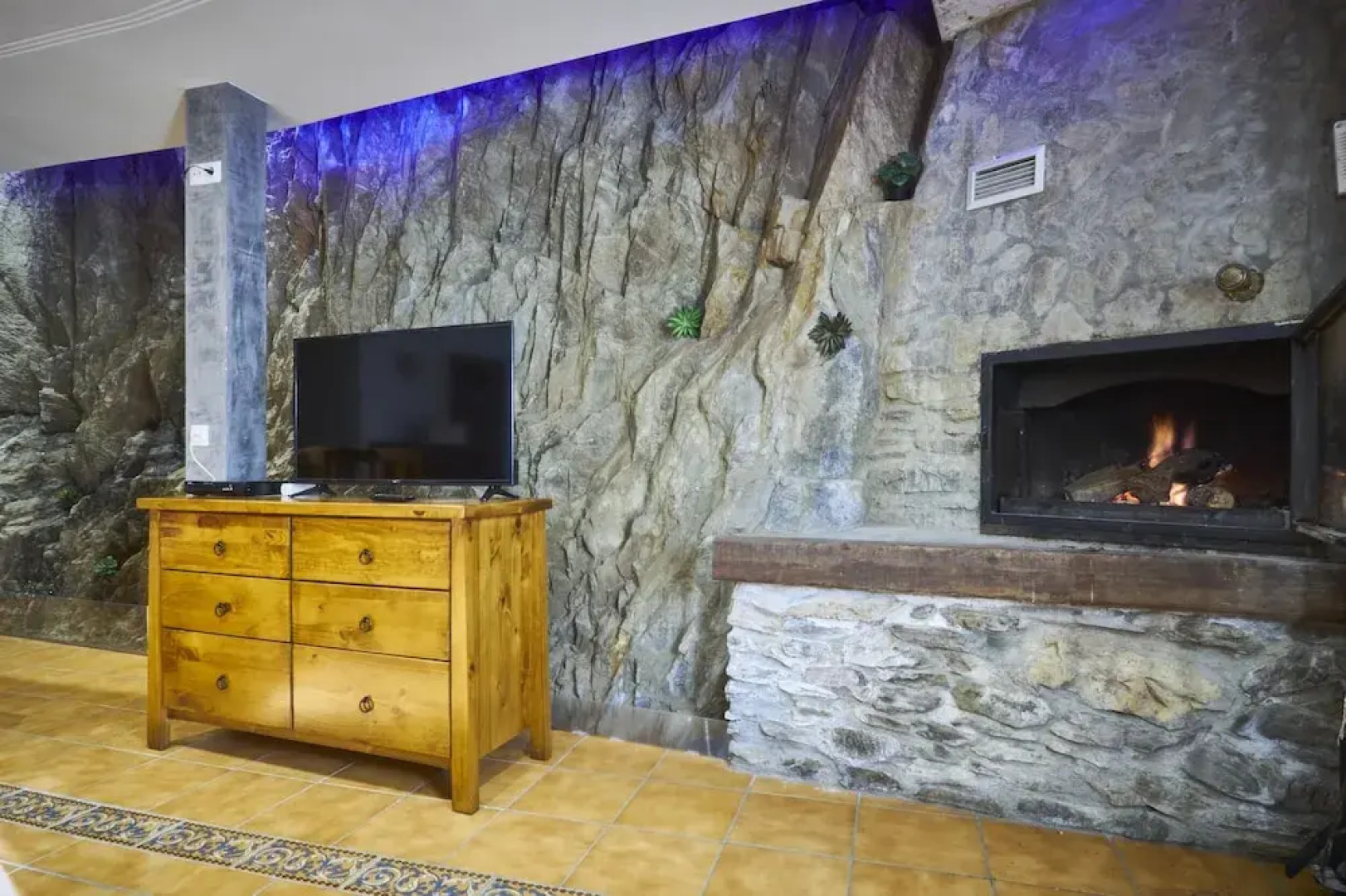 Rural House With Jacuzzi and Fireplace in the Room for 2-4 People