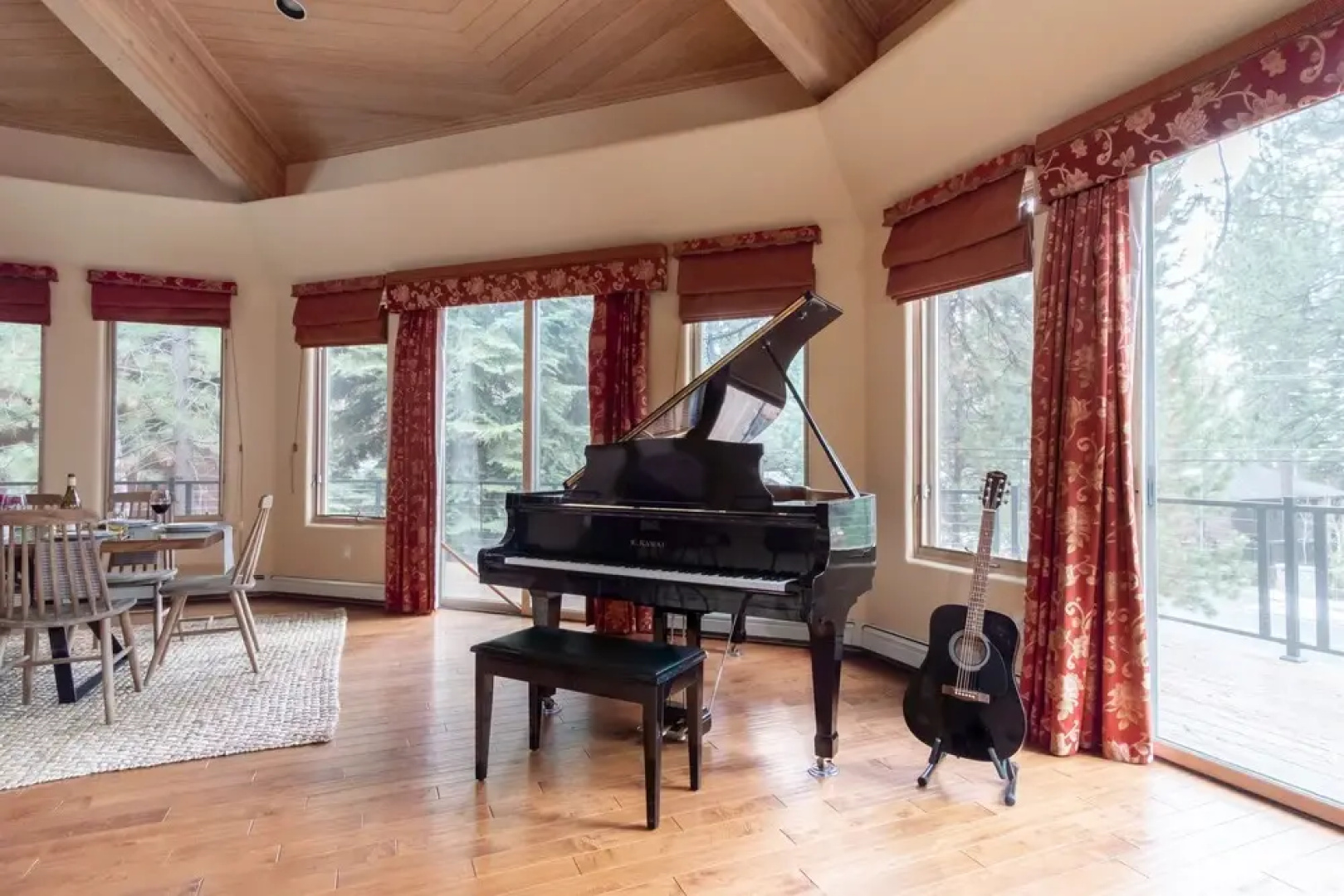 Ponderosa by Avantstay Spacious Cabin w/ Large Deck & Hot Tub 10min to Mtn