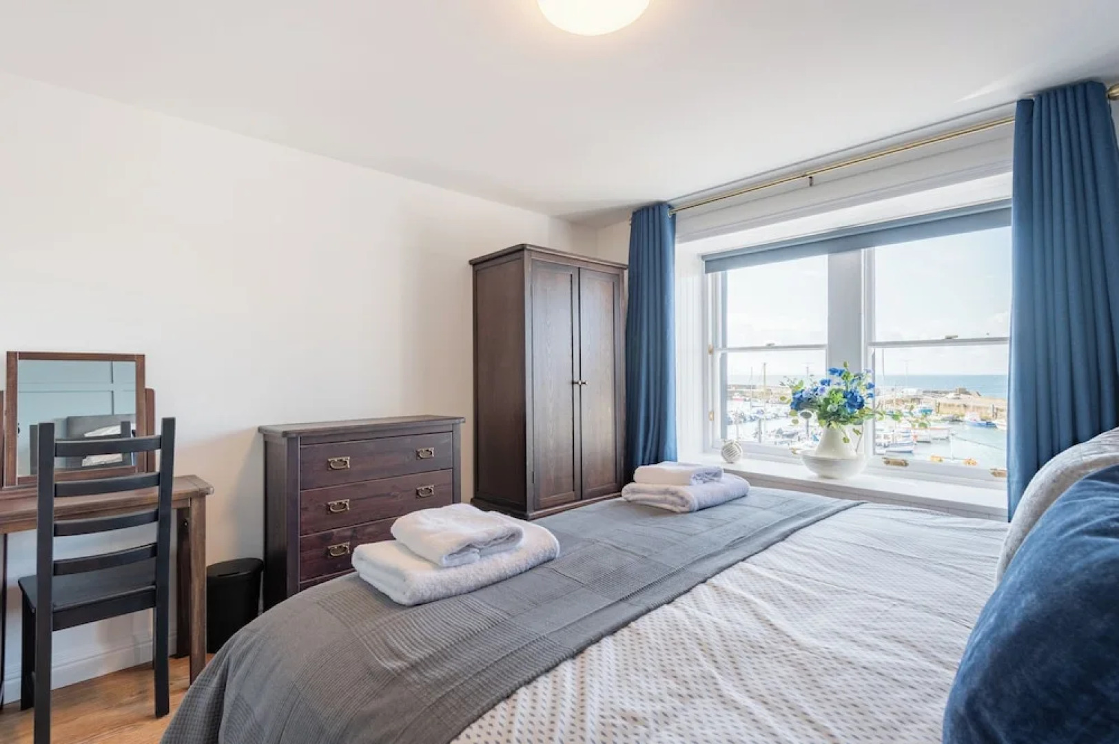 Shorefront Apartment - Sea View With 3 Bedrooms