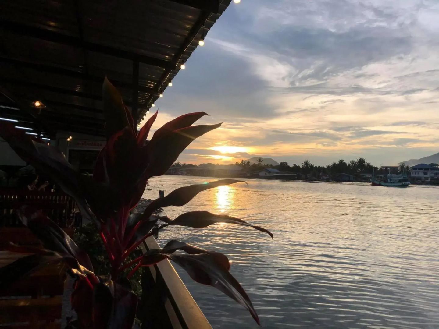 Chaiyai River Front Hotel